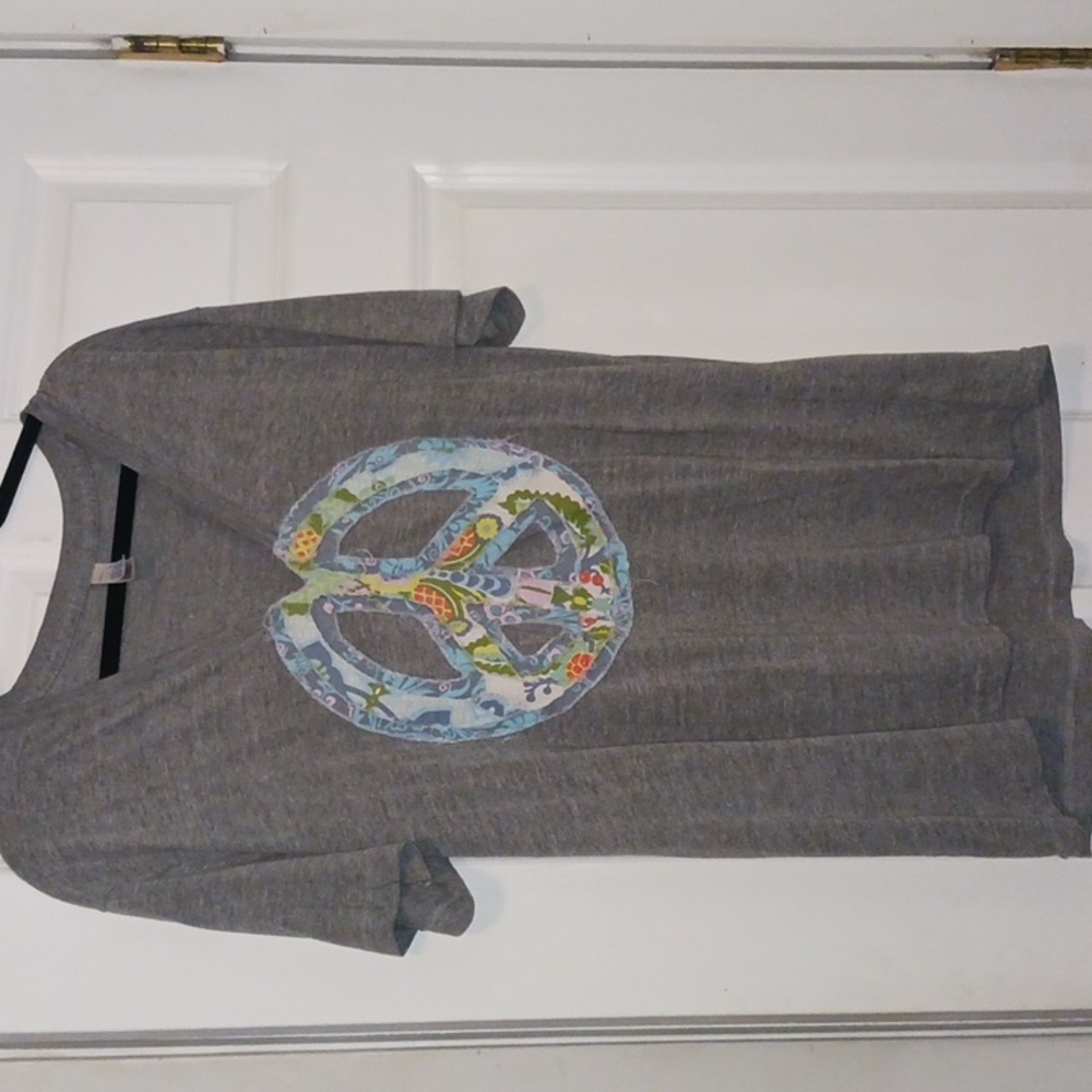 🌼🌷Womens peace sign tshirt🌼🌷